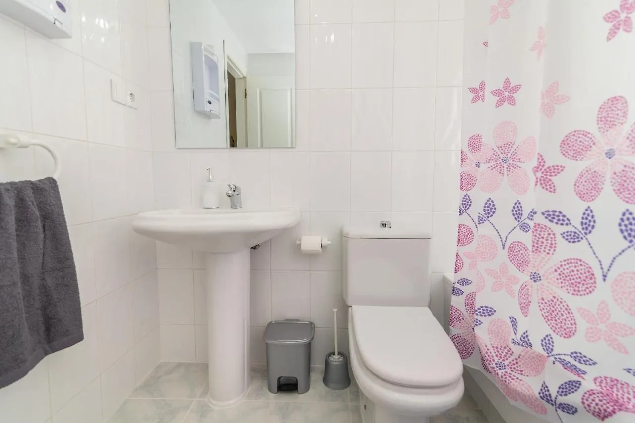 N&A Timon 2 - 3Br Apartment, Recently Renovated ベナルマデナ アパート
